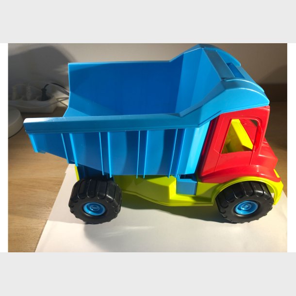 Lastbil med bl�t vippelad